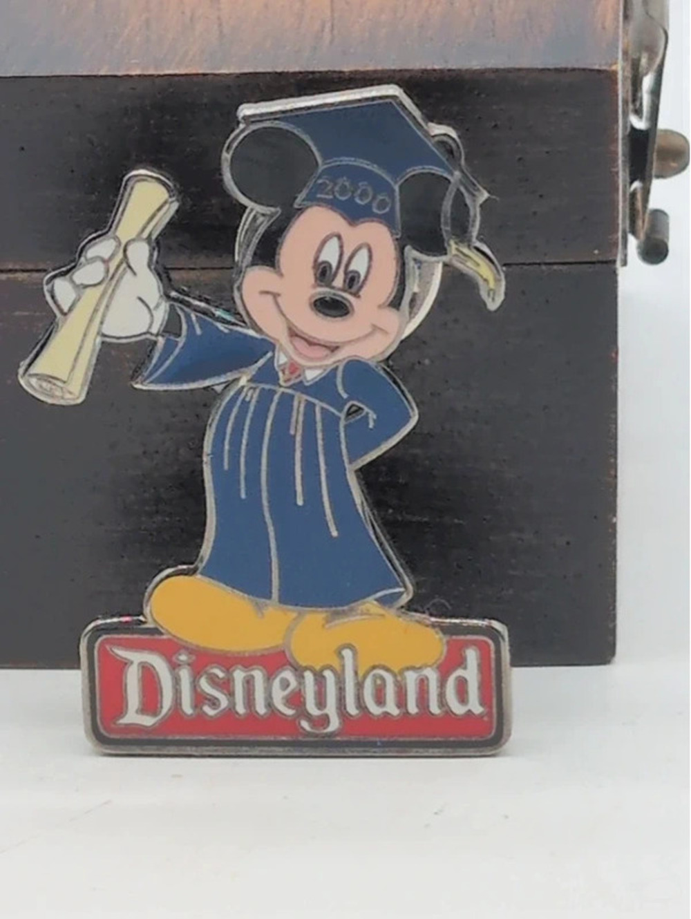 Disney Pins Mickey Mouse Graduate 2000 Disneyland Class Lapel Pin